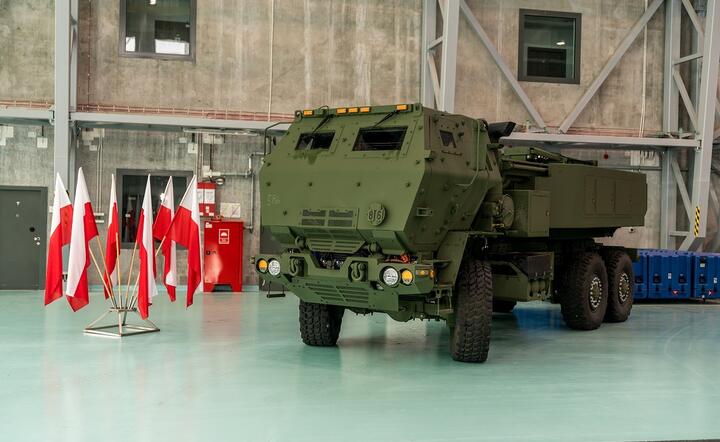 Wóz z pierwszej z wyrzutni rakietowych HOMAR-A, w „konfiguracji amerykańskiej” na lotnisku Okęcie, maj 2023 r. / autor: Fratria / AS