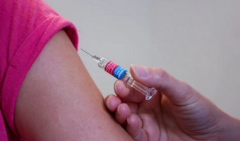 Firmy mogą zmuszać pracowników do szczepień w USA i Australii, a w UE?