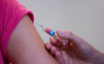 Firmy mogą zmuszać pracowników do szczepień w USA i Australii, a w UE?