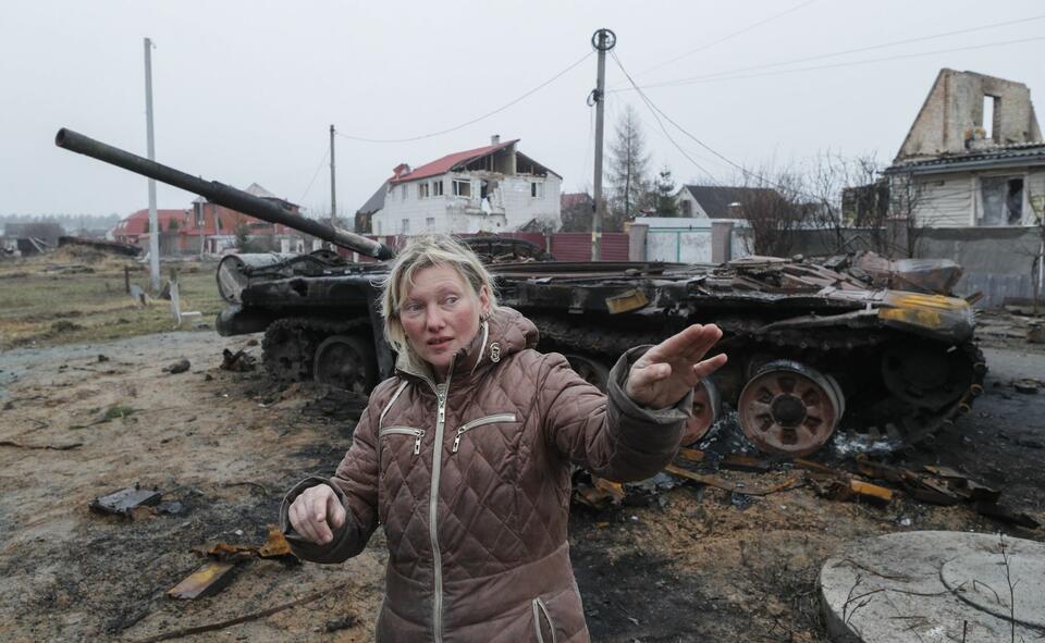 Ukraińska kobieta w odbitej przez ukraińską armię wsi Dmitriewka / autor: PAP/EPA