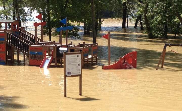 Dlaczego iskrzy między ubezpieczycielami i powodzianami