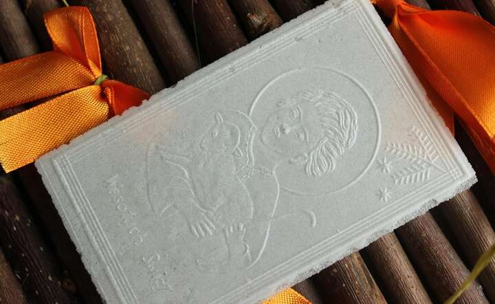 Opłatek bożonarodzeniowy. Dzielimy się nim podczas wigilijnej kolacji / autor: Pixabay