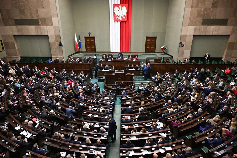 PiS blisko KO. Opozycja zagarnia 254 mandaty! SONDAŻ