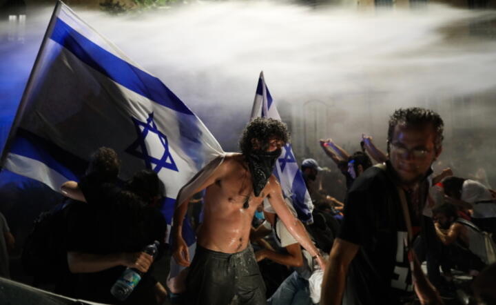 Tysiące ludzi protestowało w sobotę wieczorem w Jerozolimie i w Tel Awiwie / autor: PAP/EPA/ABIR SULTAN