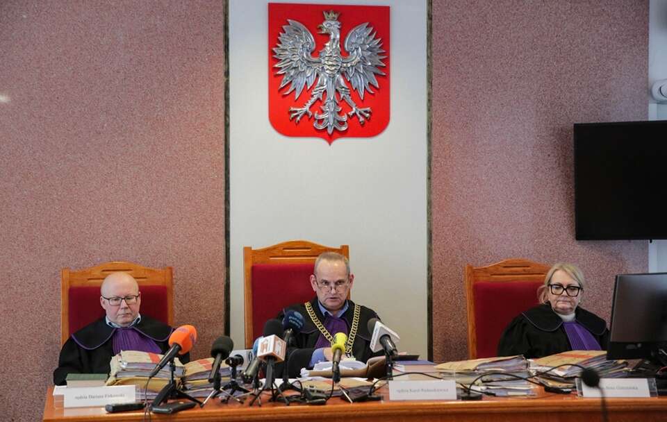 Skład orzekający Sądu Okręgowego w Olsztynie wydał wyrok 1,5 roku więzienia dla adwokata Pawła K. / autor: PAP/Tomasz Waszczuk