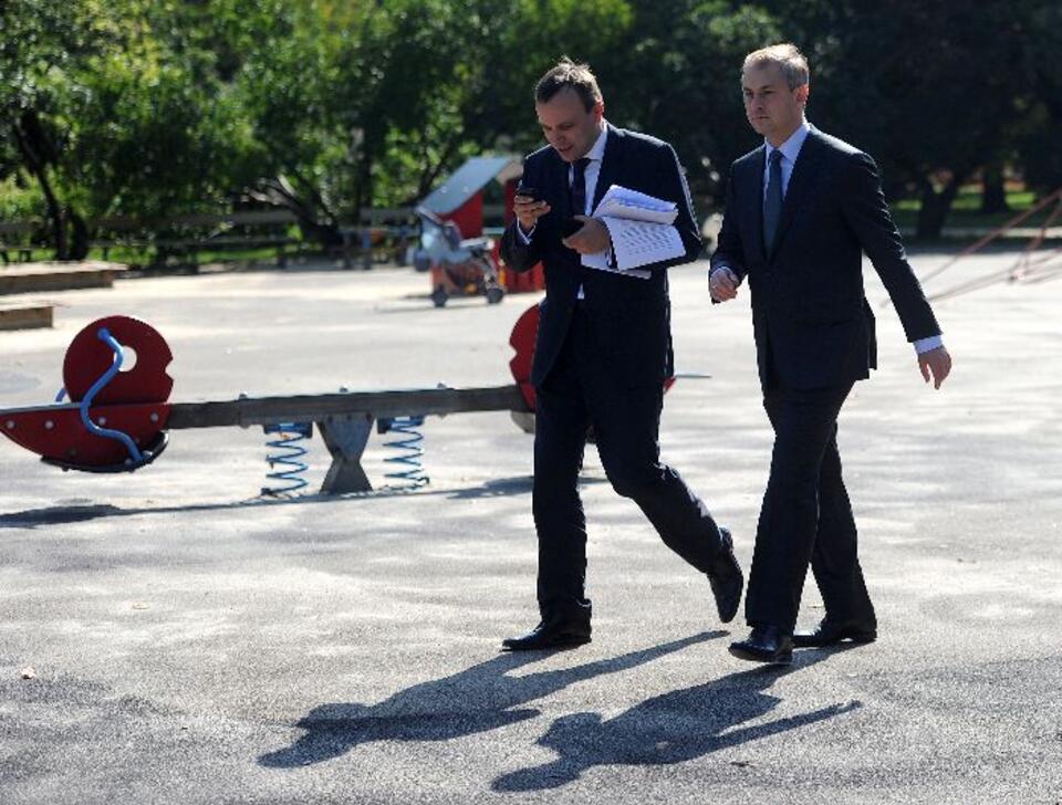 Przewodniczący SLD Grzegorz Napieralski (prawa) i rzecznik prasowy Sojuszu Tomasz Kalita w drodze na konferencję prasową. Fot. PAP/Grzegorz Jakubowski