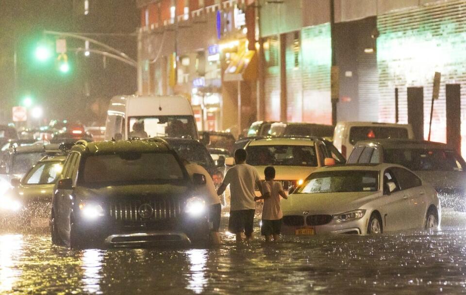 Groźne powodzie i podtopienia w Nowym Jorku i New Jersey / autor: PAP/EPA/JUSTIN LANE