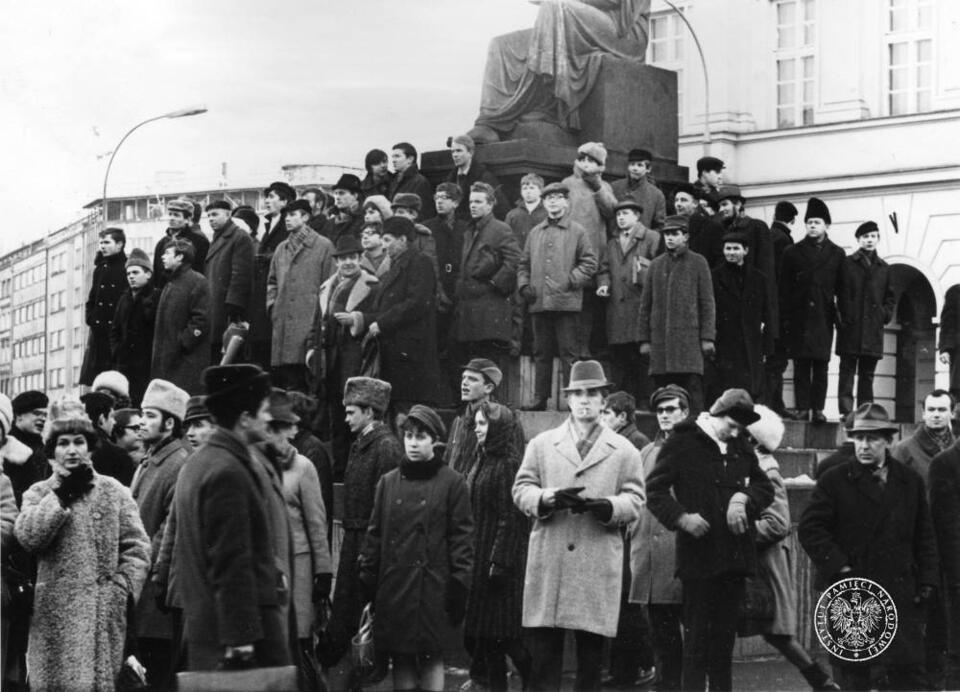 Marzec 1968 w Warszawie. Krakowskie Przedmieście, manifestujący zebrani pod pomnikiem Mikołaja Kopernika. / autor: IPN