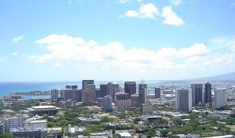 Helikopter z siedmioma osobami na pokładzie rozbił się na Hawajach