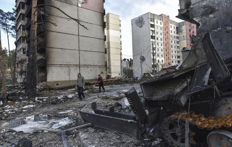 Zniszczone bloki mieszkalne w Irpieniu / autor: PAP/EPA/OLEG PETRASYUK