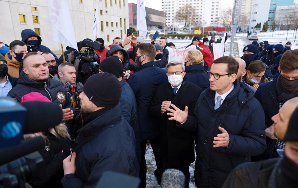 Premier Mateusz Morawiecki podczas spotkania z protestującymi górnikami z Sierpnia'80 / autor: PAP/Marek Zimny