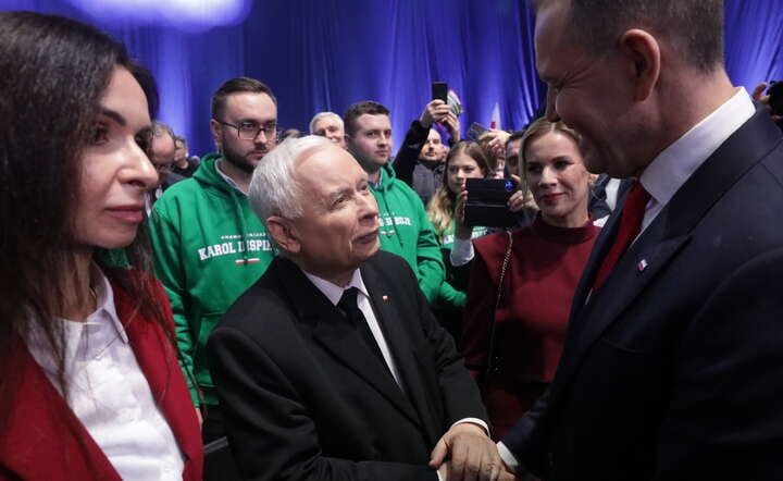 Prezes PiS Jarosław Kaczyński (C) wita się z Karolem Nawrockim na konwencji programowej / autor: PAP/Tomasz Gzell