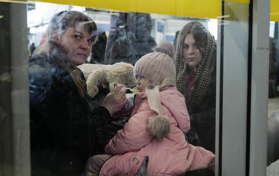 Uchodźcy z Ukrainy po opuszczeniu pociągu z Kijowa na dworcu Warszawa Wschodnia / autor: PAP/Mateusz Marek