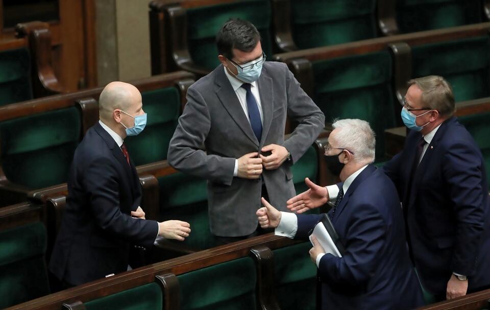Poseł PiS Bartłomiej Wróblewski odbiera gratulacje na sali obrad po wyborze przez Sejm na RPO / autor: PAP/Wojciech Olkuśnik