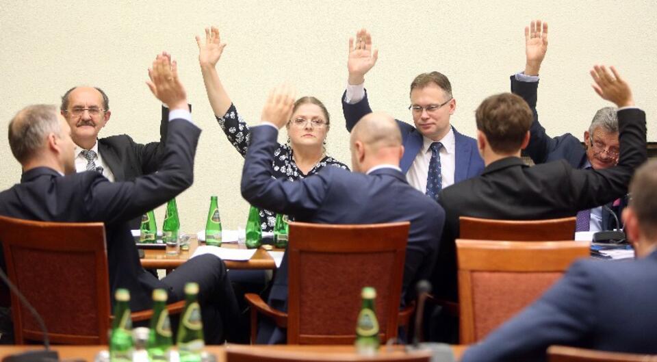 Posłowie PiS w czasie prac nad nową ustawą o Trybunale, PAP/Leszek Szymański