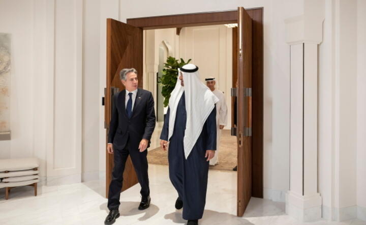 Sekretarz stanu USA Antony Blinken w Abu Dhabi z szejkiem Mohamedem bin Zayed Al Nahyan / autor: PAP/EPA/THE UAE PRESIDENTIAL COURT