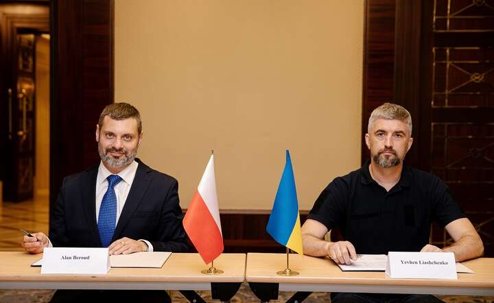 Prezes Grupy PKP Alan Beroud (L) i prezes UZ Yevhen Liashchenko (P) podpisują deklarację o współpracy / autor: materiały prasowe PKP