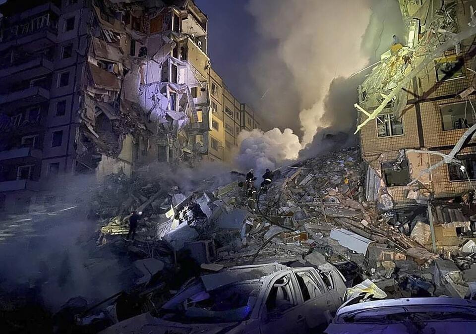 Zniszczony blok w Dnieprze  / autor: PAP/EPA 