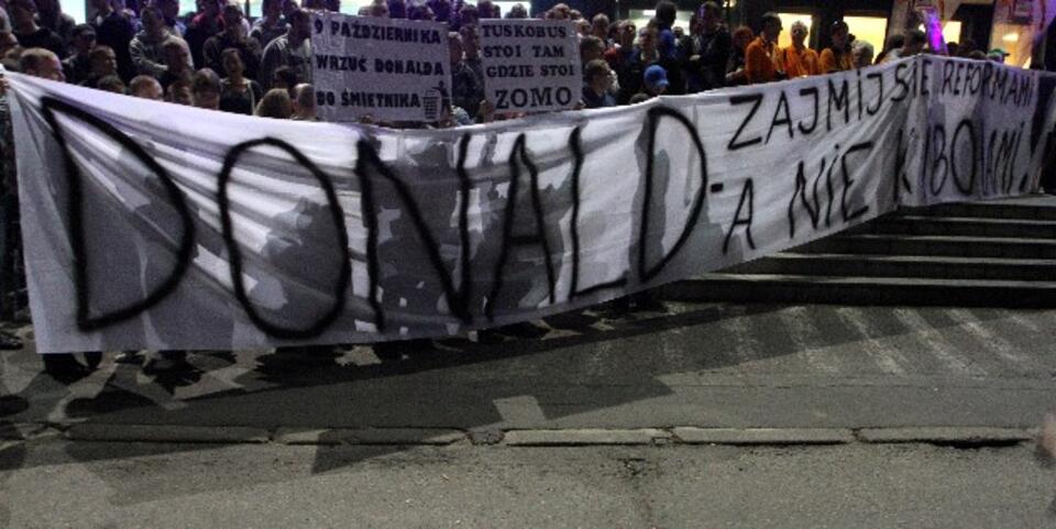 Kibice skutecznie przeszkadzają PO w kampanii. PAP