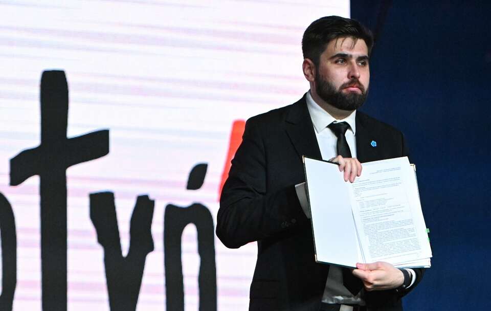 Prezydent Chełma Jakub Banaszek podpisuje dokumenty dot. budowy Muzeum Pamięci Ofiar Rzezi Wołyńskiej / autor: PAP/Wojtek Jargiło