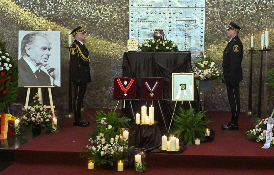 Odbyły się uroczystości pogrzebowe Wiesława Myśliwskiego / autor:  PAP/Piotr Nowak