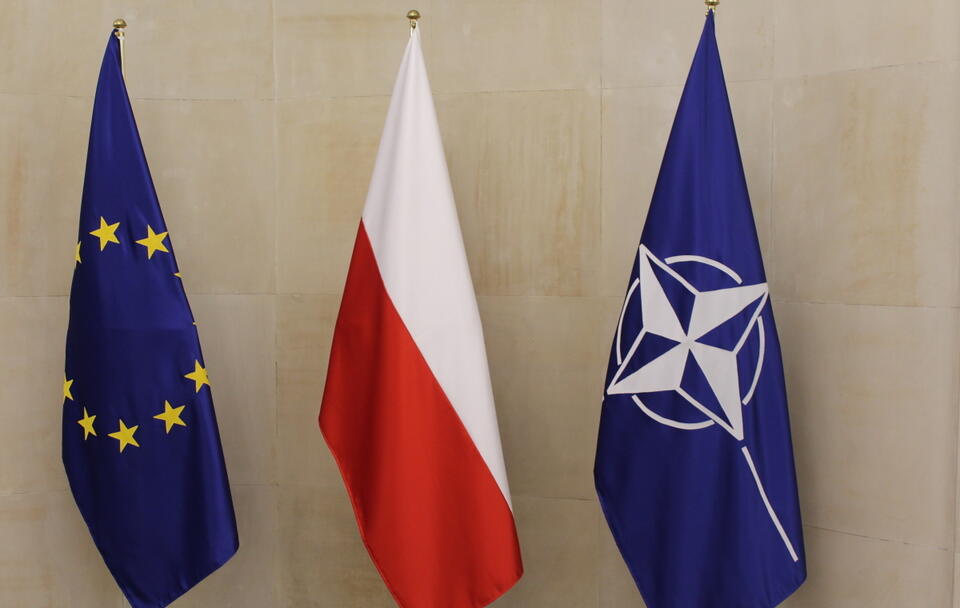 Flagi UE, Polski i NATO / autor: Fratria