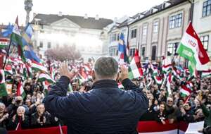 Premier Węgier Viktor Orban (tyłem) na wiecu wyborczym / autor: PAP/EPA/AKOS KAISER/HUNGARIAN PM GENERAL DEPARTMENT OF COMMUNICATION