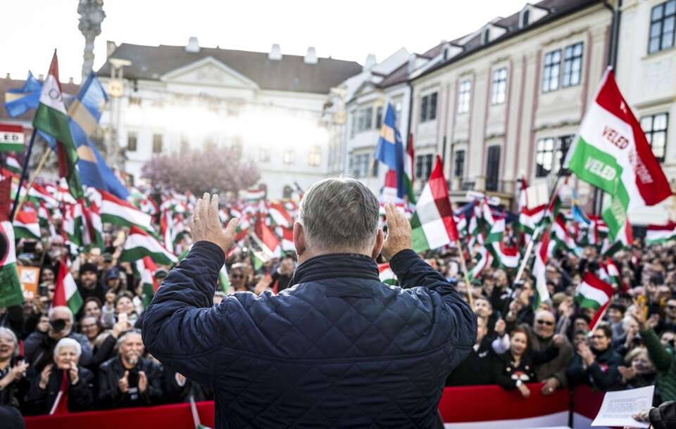 Premier Węgier Viktor Orban (tyłem) na wiecu wyborczym / autor: PAP/EPA/AKOS KAISER/HUNGARIAN PM GENERAL DEPARTMENT OF COMMUNICATION