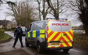 Furgonetka policyjna patroluje teren wokół Wood Farm, gdzie aresztowano Andrzeja Mountbattena-Windsora (dawniej księcia Andrzeja, księcia Yorku) w Sandringham w hrabstwie Norfolk / autor: PAP/EPA