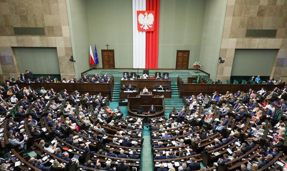 Posłowie na sali plenarnej Sejmu / autor: PAP/Paweł Supernak