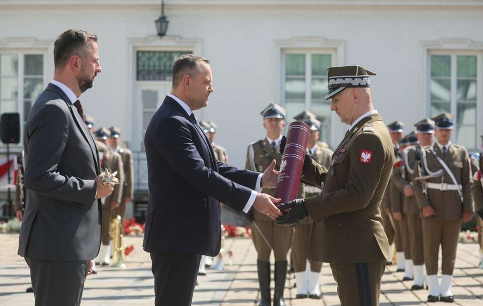Prezydent Karol Nawrocki wręcza nominacje generalskie / autor: ) PAP/Leszek Szymański