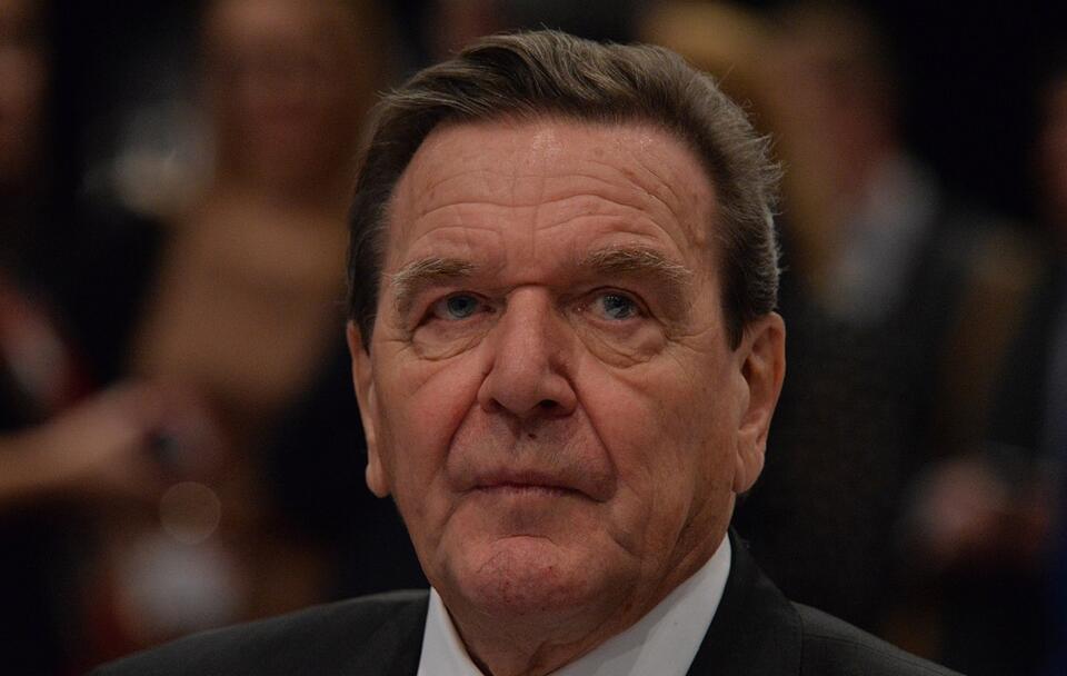 B. kanclerz Niemiec Gerhard Schroeder / autor: Olaf Kosinsky, CC BY-SA 3.0 DE <https://creativecommons.org/licenses/by-sa/3.0/de/deed.en>, via Wikimedia Commons