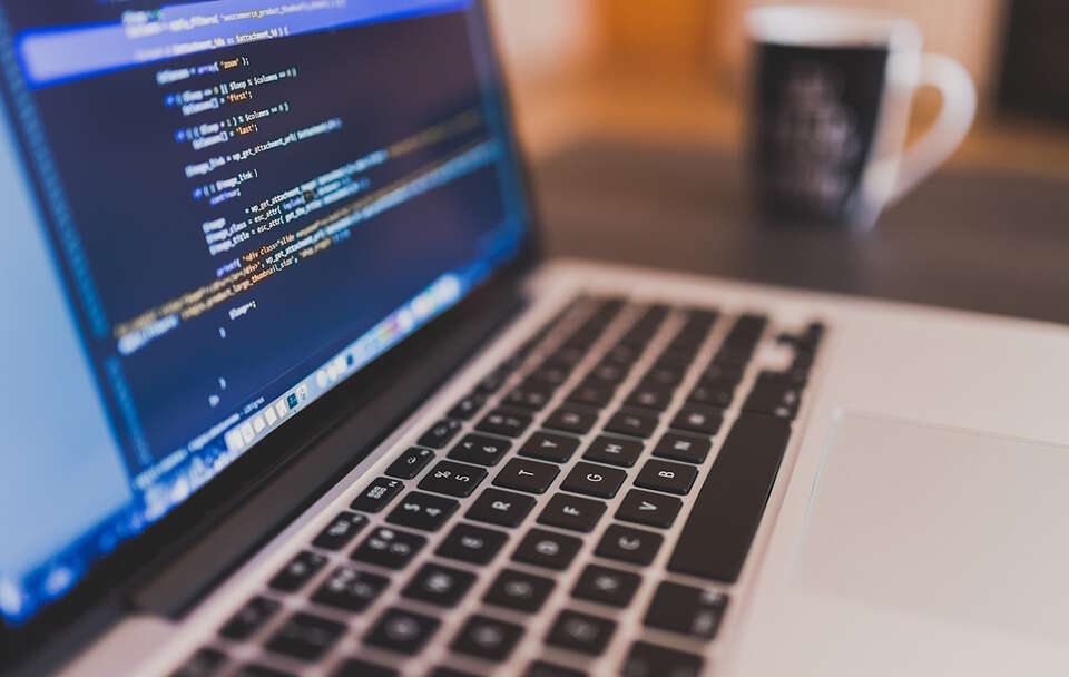 Komputer / autor: pixabay.com: StockSnap/https://pixabay.com/photos/coding-programming-working-macbook-924920/