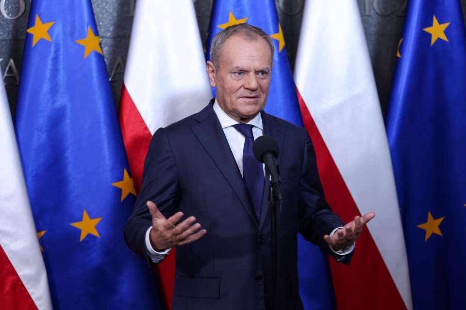 . Premier Donald Tusk podczas konferencji prasowej w 1. Bazie Lotnictwa Transportowego w Warszawie. / autor: PAP/Leszek Szymański