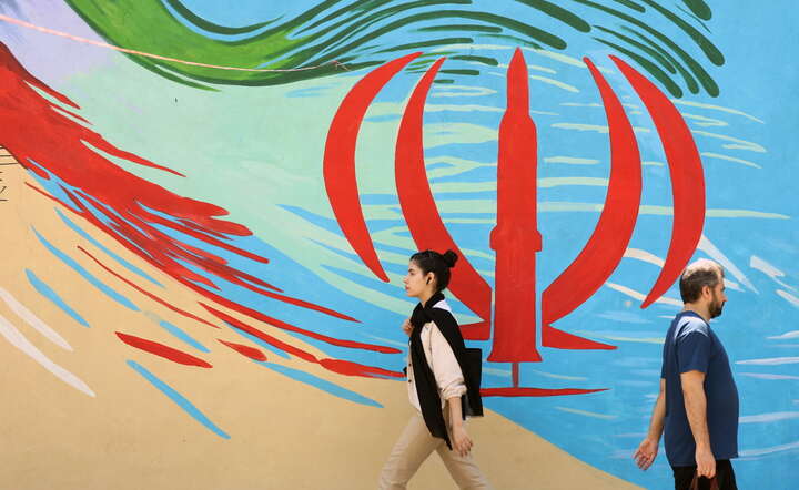 Patriotyczny mural na ulicy w Teheranie, stolicy Iranu / autor: PAP/EPA/ABEDIN TAHERKENAREH