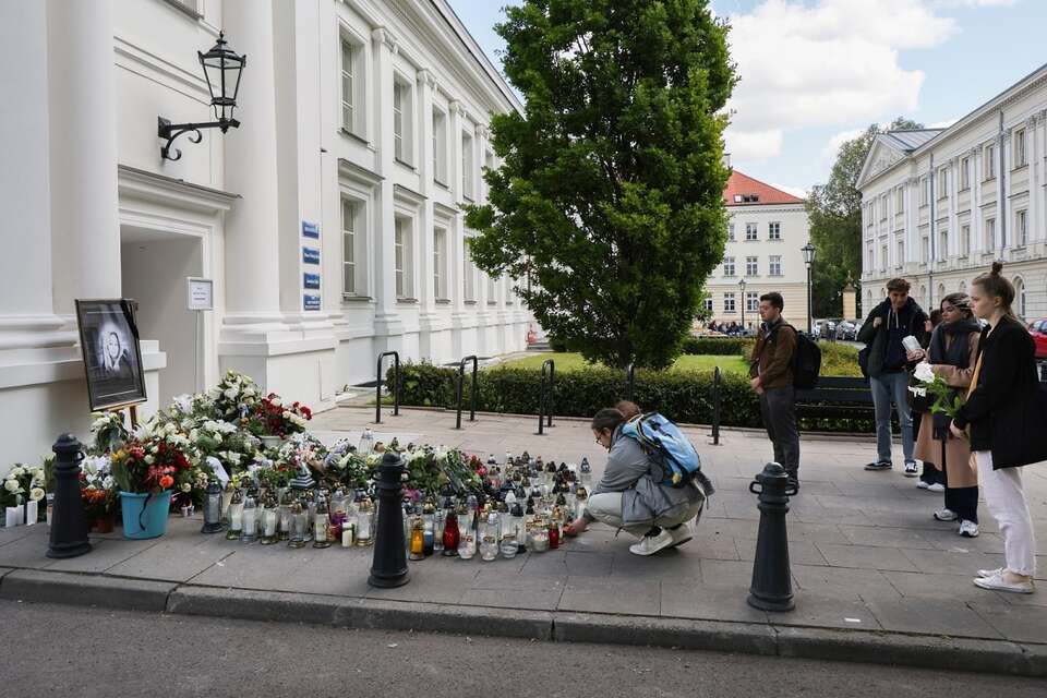 Znicze pod zdjęciem zabitej kobiety, przed budynkiem Auditorium Maximum Uniwersytetu Warszawskiego / autor: PAP/Paweł Supernak