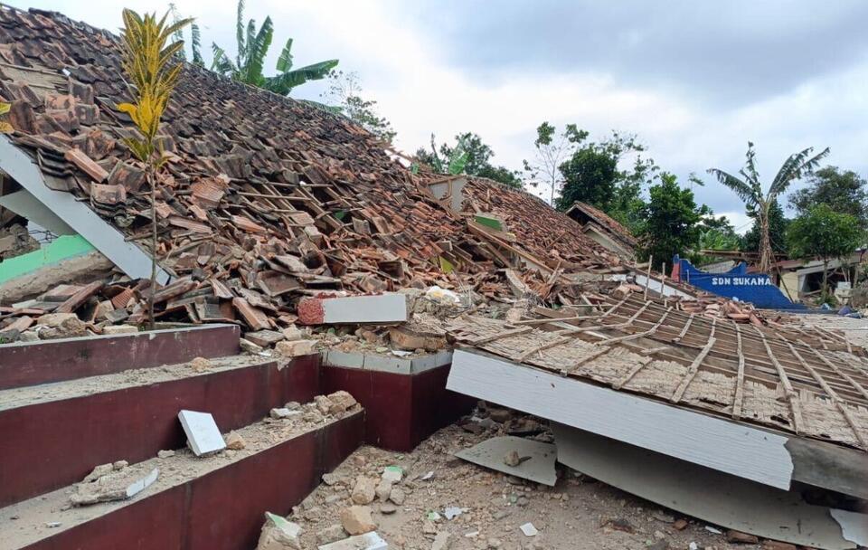 Zniszczone domy po trzęsieniu ziemi w Indonezji  / autor: PAP/EPA/BNPB / HANDOUT