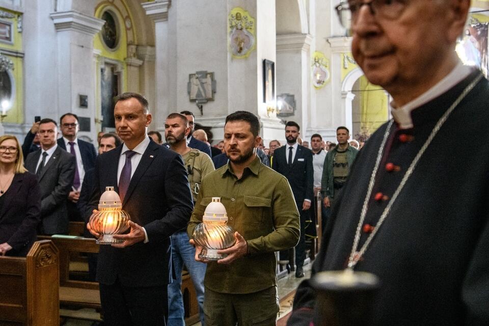 Prezydent Polski Andrzej Duda (C-L) i prezydent Ukrainy Wołodymyr Zełenski (C-P) w katedrze śś. Apostołów Piotra i Pawła w Łucku, 9 bm. oddali hołd niewinnym ofiarom Wołynia w 80. rocznicę Rzezi Wołyńskiej. / autor: PAP/Vladyslav Musiienko