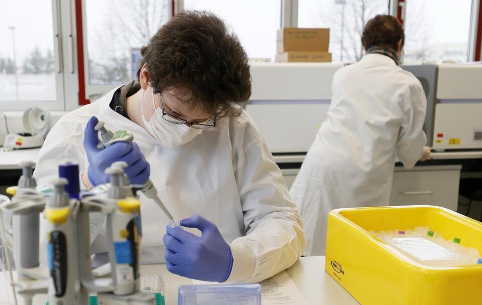 Laboratorium w Niemczech / autor: PAP/EPA/RONALD WITTEK
