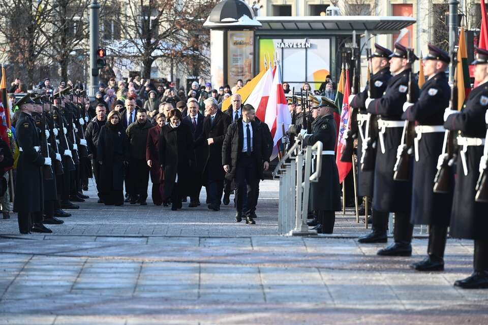 Pary prezydenckie Polski, Litwy i Ukrainy w drodze na Mszę św. w Archikatedrze Wileńskiej / autor: PAP/Valdemar Doveiko