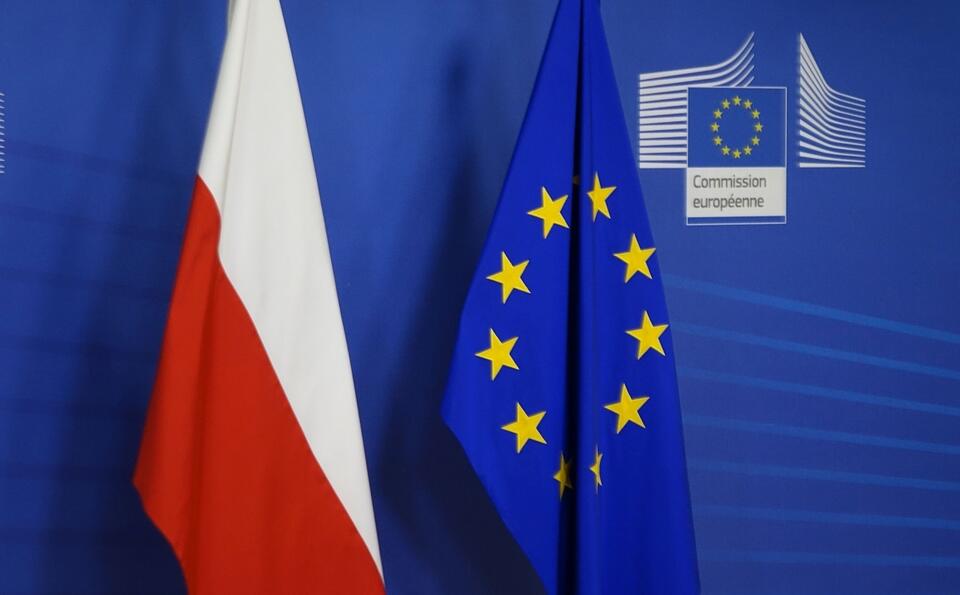 Flagi Polski i UE w siedzibie KE / autor: Fratria