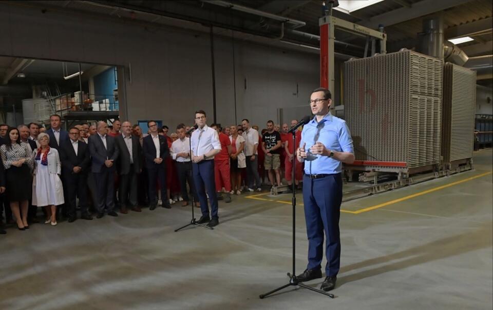 Premier Mateusz Morawiecki podczas wizyty w zakładzie produkcyjnym Ceramika Tubądzin II / autor: PAP/Grzegorz Michałowski