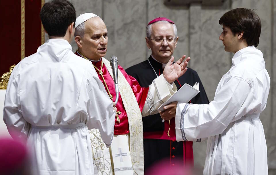 "W każdą niedzielę Kościół zachęca nas do czynienia tego, co robili pierwsi uczniowie – do gromadzenia się i celebrowania razem Eucharystii" – podkreślił Leon XIV w II Niedzielę Wielkanocną. / autor: PAP/EPA/ANGELO CARCONI