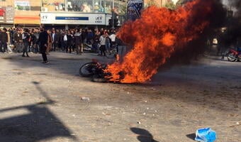 Iran: Burzliwe protesty po podwyżce cen paliw