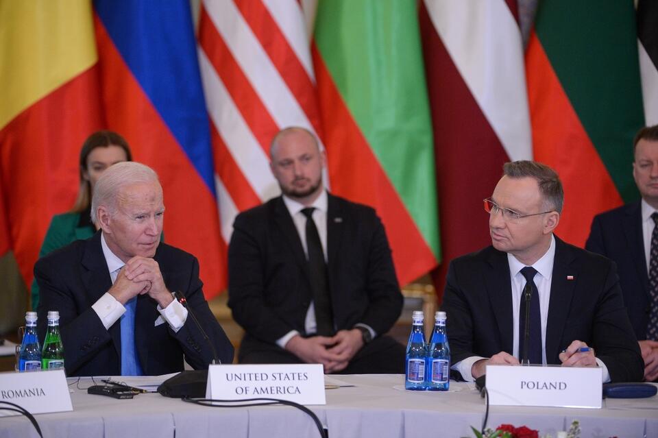 Prezydent Stanów Zjednoczonych Joe Biden (L) i prezydent RP Andrzej Duda (P) podczas obrad szczytu państw Bukaresztańskiej Dziewiątki. / autor: PAP/Marcin Obara