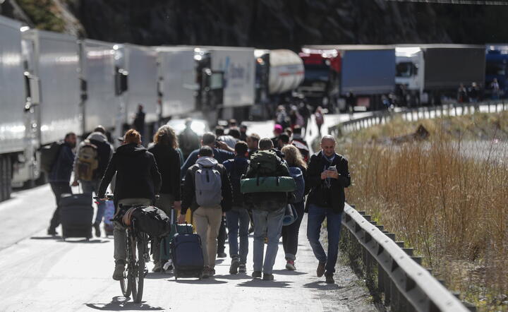 Rosjanie uciekający przez mobilizacją na granicy z Gruzją / autor: PAP/EPA