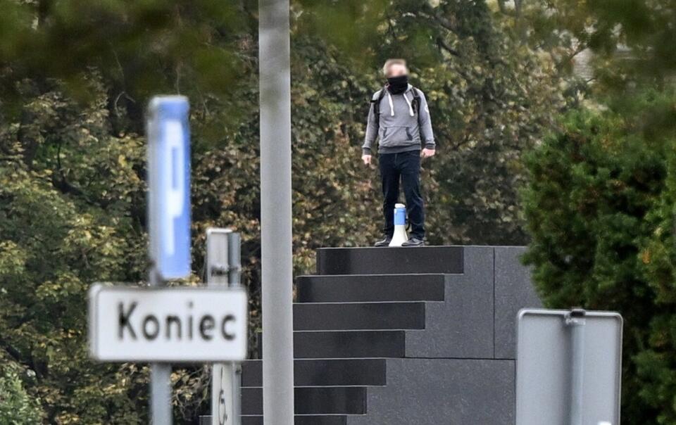 Mężczyzna na Pomniku Smoleńskim / autor: PAP/Radek Pietruszka