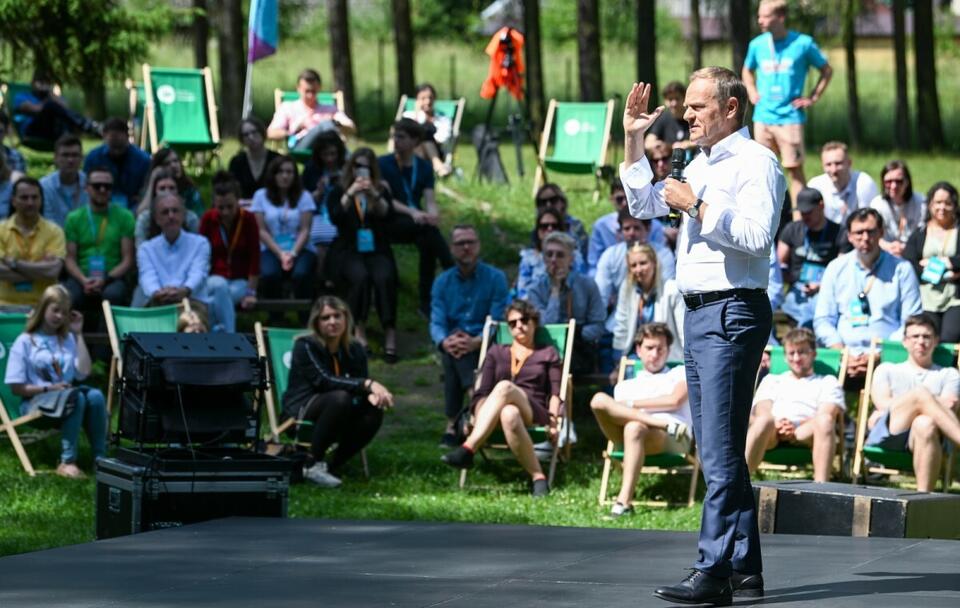  Donald Tusk podczas pierwszego wydarzenia z cyklu "Meet Up: Nowa Generacja" / autor: PAP/Darek Delmanowicz