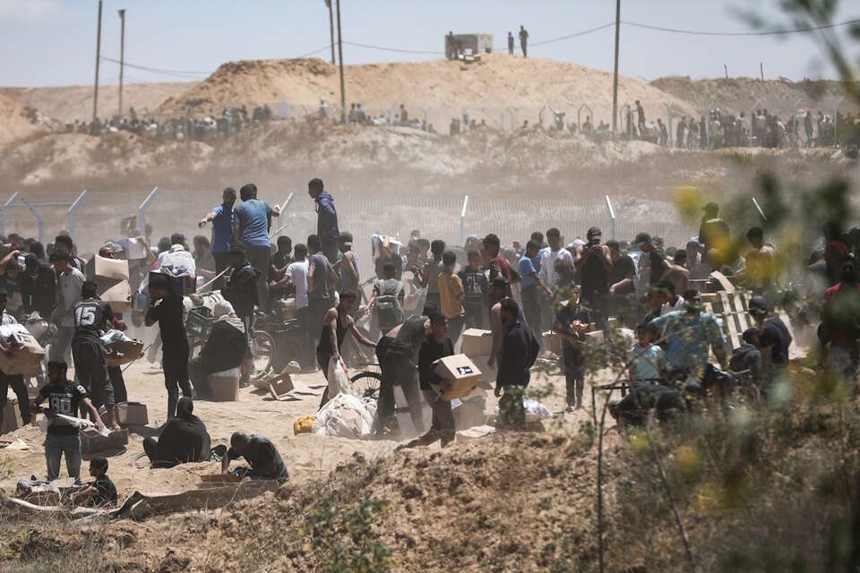 Według portalu Times of Israel celem ataku miała być grupa ludzi, którzy byli w drodze do placówki Fundacji Humanitarnej na rzecz Gazy (GHF) znajdującej się w miejscowości Al-Mawasi / autor: PAP/EPA