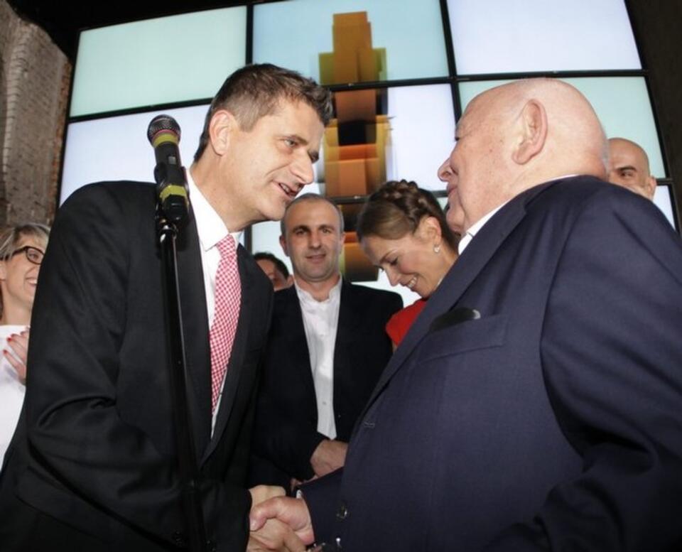 Palikot i jego gość specjalny na wieczorze wyborczym. Fot. PAP